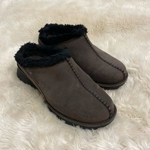 Woman’s Columbia Cortina Suede Brown faux fur lined clogs!